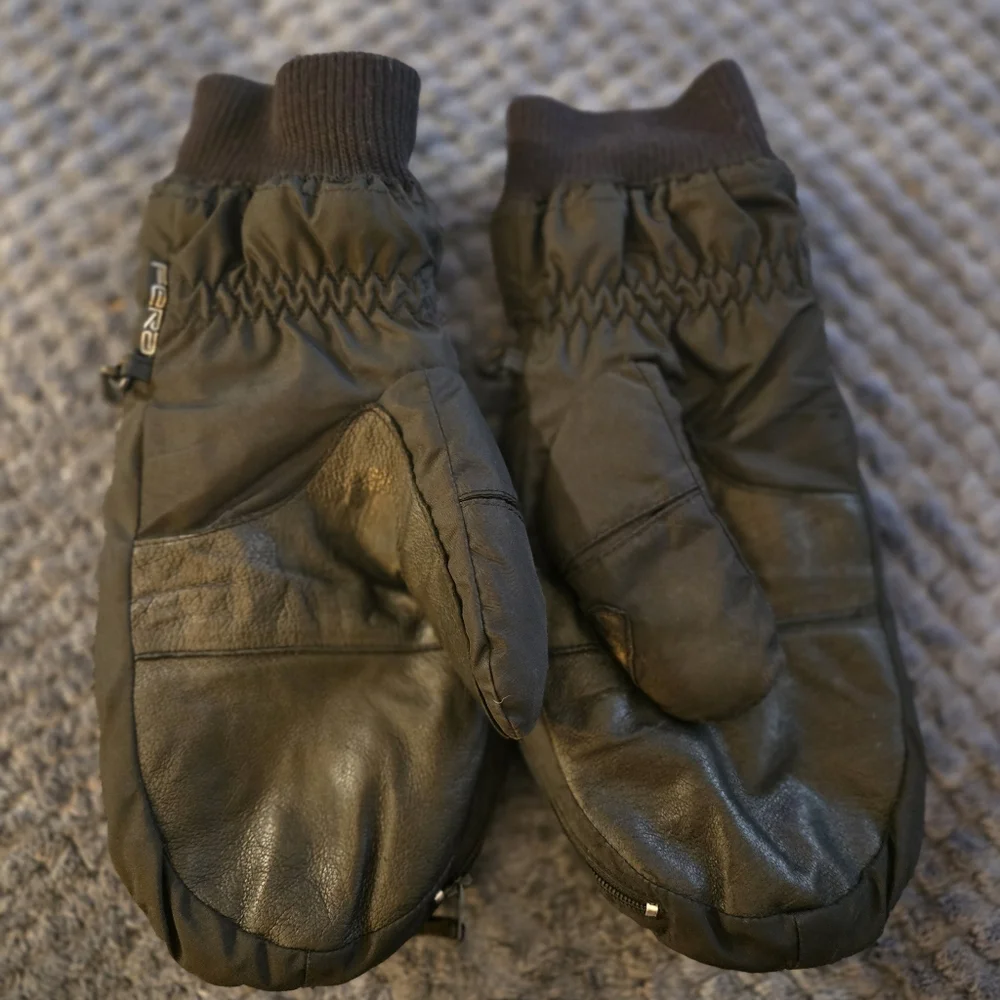 Black Fera Mittens Size L